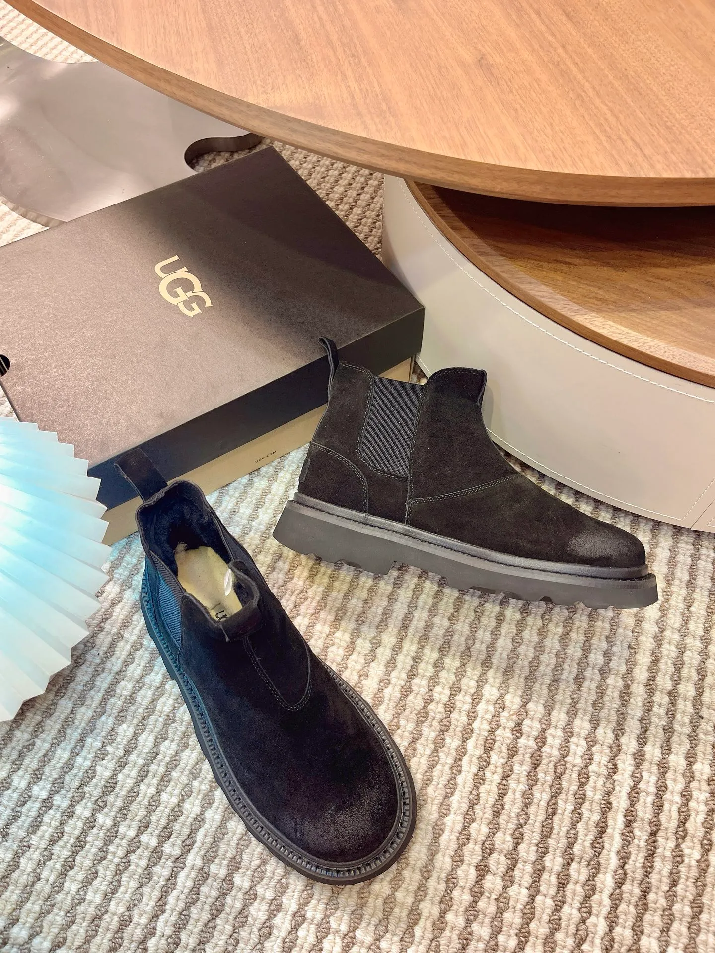 【UGG】 P: 600💰 Size: 40 to 44 (45 custom-made) 2025 new style 𝑼𝑮𝑮•Men's ◾️. Winter snow boots and fur shoes. The matching coefficient is also 100%. 💥Good-looking✨Fully fashionable and stylish when worn. 📈 Lager casual boots, lace-up style. The heels are decorated with hot embossed brand logos. Item No.: 1171113 Upper: high-quality cow suede Lining: sheepskin imported from Australia 🐑The inner lining is made of Australian lamb wool Outsole: EVA non-slip outsole. 45